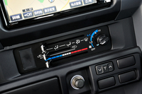 かつてのデザインをとどめる空調の操作パネル。リアヒーターの操作パネルも、昔のままだった。