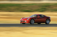 モノコックはもとより、アウタースキンはすべてカーボン製。サスペンションは前後ともスチールのサブフレームにマウントされる。アーム類はマセラーティ・グランスポーツからの流用だが、アライメントを含めセッティングはもちろん専用。（WS）