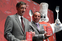 プレス向け発表会に駆けつけた、「ミシュランガイド」総責任者のジャン＝リュック・ナレ（中央）。左は日本ミシュランタイヤのベルナール・デルマス社長。