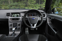 室内はよりスポーティーな装いに。本革／ヌバックのステアリングホイールが装着される。