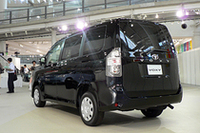 「ヴォクシー」のリアビュー。