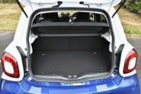 ラゲッジルームの容量は185リッター。50：50分割可倒式の後席を倒すと最大で975リッターまで広がる。（クリックするとシートが倒れる様子が見られます）