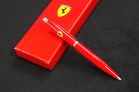 フェラーリのボールペン。全体の長さは135mm。
    