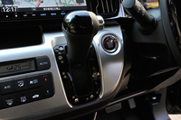 スワロフスキーを埋め込んだシフトゲートカバーはディーラーオプション（6825円）。