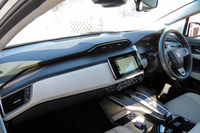 新型燃料電池車のインストゥルメントパネルまわり。同車には外部給電機能が備わっており、可搬型インバーターボックスで電力を供給している間は、メーターに「外部給電」の文字が表示される。