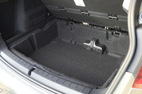 ラゲッジスペースのフロア下にはこのように大きな収納スペースが用意されている。容量は約70リッター。