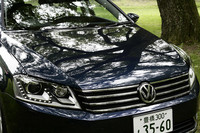 新型「パサート」のフロントマスクは、先代モデルに比べてシャープな印象に。オプションのバイキセノンヘッドランプには、15個のLEDで構成されるポジションランプも備わる。