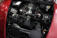 エンジンルーム後方におさまる、8Cの心臓。その天辺には、おなじみアルファ・ロメオのエンブレムが輝く。