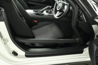 サイドバーが存在を主張する、ドア開口部の様子。頭上にもバーが張り出しているため、乗り降りはかなり大変だった。