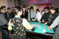 メインコースのピットで、カジノスタイルのゲームに興じる参加者。MINIのナイトライフを盛り上げた。