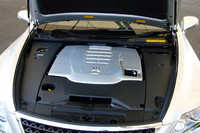 シンプル極まりないエンジンルーム。写真のエンジンオイル注入口のように、機能的に必要な箇所だけカバーが開く。