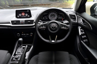 人間中心の開発哲学に基づき、ドライバーが無理なくドライビングポジションをとれるよう設計されている。