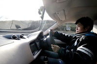 細身のステアリングホイールを握り、スポーツドライビングに集中する。トランスミッションは6段MTに加えてATも追加される見込み。