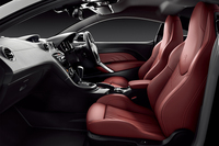 「プジョーRCZ」にオールブラックの限定モデルの画像