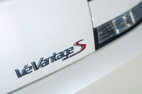 「V12ヴァンテージS」は「V12ヴァンテージ」の後継モデルとなる。最高出力が517psから573psへ強化された。