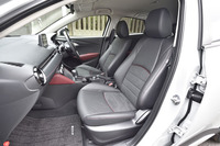 シートはレザーとラックススエードの混成で、中央部にパーフォレーション（穴あき）レザーが用いられている。