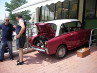 「ビアンキーナ」を囲む人たち。
