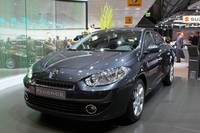 今秋に発売が予定される、ルノーの新型4ドアセダン「フルーエンス」。
    