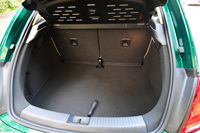 4人乗車時の荷室容量は310リッター。後席を倒せば最大905リッターまで広がる。