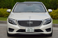 「複雑な中にも伝統的デザインを残した」とされるフロントまわり。グリルのサイズは、先代「Sクラス」よりも大きくなっている。