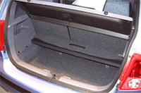 写真だと分かりづらいが、荷室は深さがある。「GLS」に装備される「ラゲッジボード」で、荷室を上下に区切ることができる