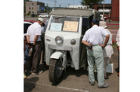 1953年「ダイハツSSR」。736ccの空冷単気筒エンジンを搭載した3輪トラックだ。ウィンドウスクリーンに、エンジンの指導方法を教えて欲しいと書かれていたが、あとで若いオーナーに聞いたところ、早速、参加者から伝授されたとのこと。