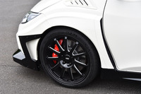 ノーマルのホイールに対して、1本あたり3kgの軽量化を実現した専用アルミホイール。1本あたりの価格は15万9840円。