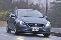 自ら「スポーツコンパクト」をうたうだけあり、ハンドリングは機敏で軽快。ボンネット上に噴射ノズルが3つある点に注目。