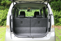 後席の左右独立スライドや、可倒式の助手席シートバックなど、「ワゴンR」は多彩なシートアレンジが特徴と言える。
    