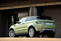 大胆なフォルムは、コンセプトカー「LRX」をそのまま量産化したかのようだ。