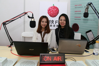 自動車雑誌コーナーと同面積の狭いコマ割りにではあったが、「茘枝（ライチ）FM」なる放送局のミニスタジオが開設されていた。