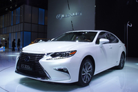 「レクサスES」