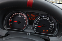「NISMO S」専用の2眼メーター。速度計には260km/hまで目盛りがふられている。