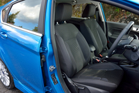 フロントシート。その質感とホールド性の向上にこだわったという。
    