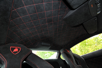 ルーフライニングもアルカンターラ。赤いステッチが入る。