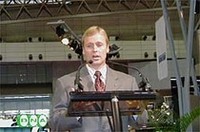 映画『トゥームレイダー』に登場したスペシャルな「ディフェンダー」（写真上）、ランドローバー本社の会長兼CEOのボブ・ドーヴァー氏（中）、日本支社社長のクリス・エリス氏（下）
	
	 