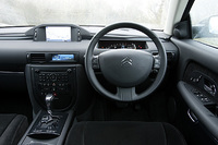 テスト車には、特別にアルカンタラトリム、サンルーフが装備されるが、前者の設定はなく、後者は「ラウンジパッケージ」として選べる。
