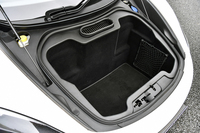 キャビン前方のスペースは、荷室にあてられる。内部側面には、小さな荷物や冊子の散乱を防ぐネットも備わる。