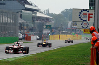 必勝を期して望んだ地元でのレース、フェラーリは予選からつまずいた。昨年同様、アロンソとフェリッペ・マッサの2台がスリップストリームで引っ張り合いタイムを縮める策に出たが、車間距離の調整がうまくいかずマッサ4位、アロンソ5位。レースではアロンソ（写真前）が2位まで追い上げたがベッテルには力及ばず、マッサ（同後方）は好スタートで2位にジャンプアップ、最終的には4位でチェッカードフラッグを受けた。次のシンガポールで勝てなかったら今季のタイトルは望み薄との声も聞こえてきている。（Photo=Ferrari）