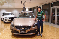 新城選手には「V40クロスカントリー」が提供される。ルーフに乗せられているのは、彼が駆るコルナゴのロードレーサー。
    