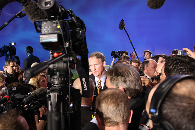 記者団に取り囲まれるGMのリック・ワゴナー会長