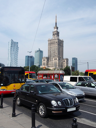 今回も、社会主義時代にスターリンから贈られた「科学文化宮殿」前からウォッチングに出発。手前は、かつてのキア製高級車「オピルス」だ。