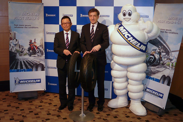 ミシュランのマスコットキャラクター、ビバンダムとともに撮影に応じる日本ミシュランタイヤ代表取締役社長のベルナール・デルマス氏（中央）と、二輪事業部長の梅村 誠氏（左）。