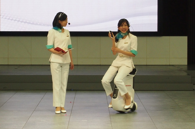 asimo様 シュートも決める新型「ASIMO」【Movie】 【ニュース】 - webCG