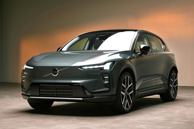 ボルボXC40」の新たな最廉価モデル「XC40エッセンシャルB3」発売