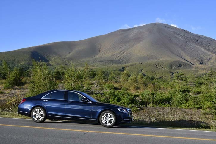 「Sクラス」のラインナップの中では、唯一の非ロングボディー仕様である「S400」。乗り心地を重視する向きにはこちらを薦める。