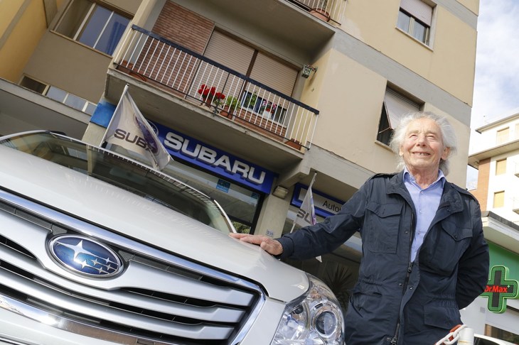 イタリア・シエナにあるスバルディーラー、アウトサローネ・モンテカルロにて。今年で84歳になる店主のニコロ氏は、再び元気に店頭に立っている（以下、撮影のためマスクを外しています）。
