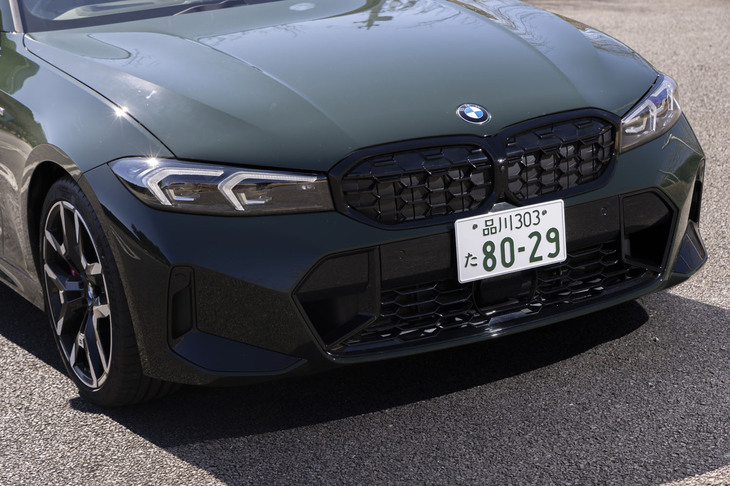 一部改良の内容はほんのわずか。フロントまわりではブラックのキドニーグリルを採用し、ヘッドライトにシャドウラインが加えられている。