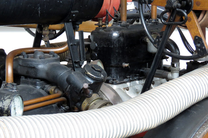 皆さんこちらにご注目。水をくむポンプのエンジンがBMW製なのだ。BMWは、かつてはこうしたものも作っていたのである。