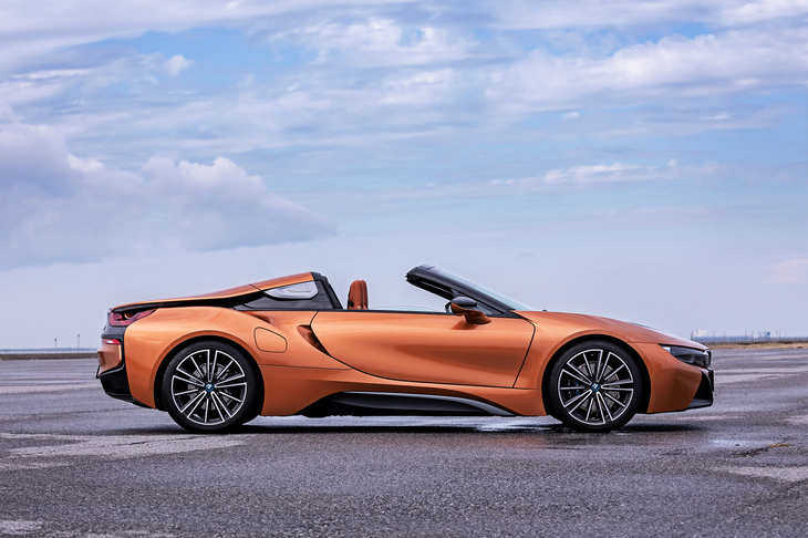 ソフトトップは、コンパクトにシート後方に収納される。トノカバーはボディーと一体化されているので、別途カバーをつける必要はない。